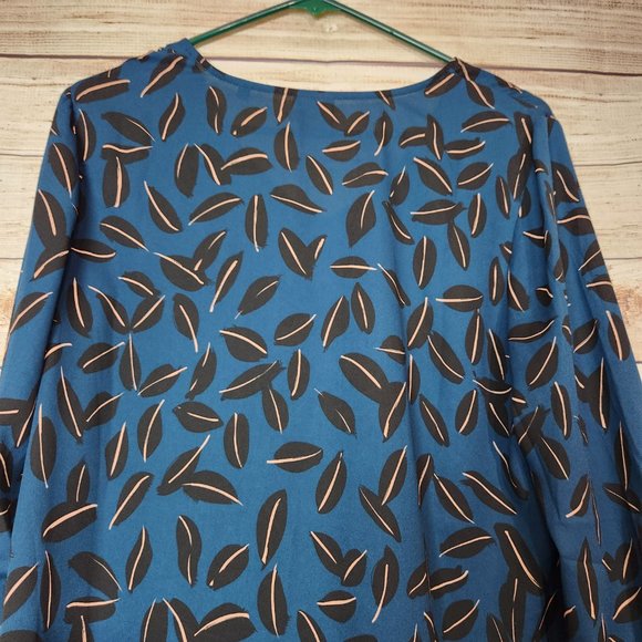 CAbi Shadow Leaf Blouse Women's Size Medium Ruffle Finish Flutter Sleeves Blue - Picture 10 of 13